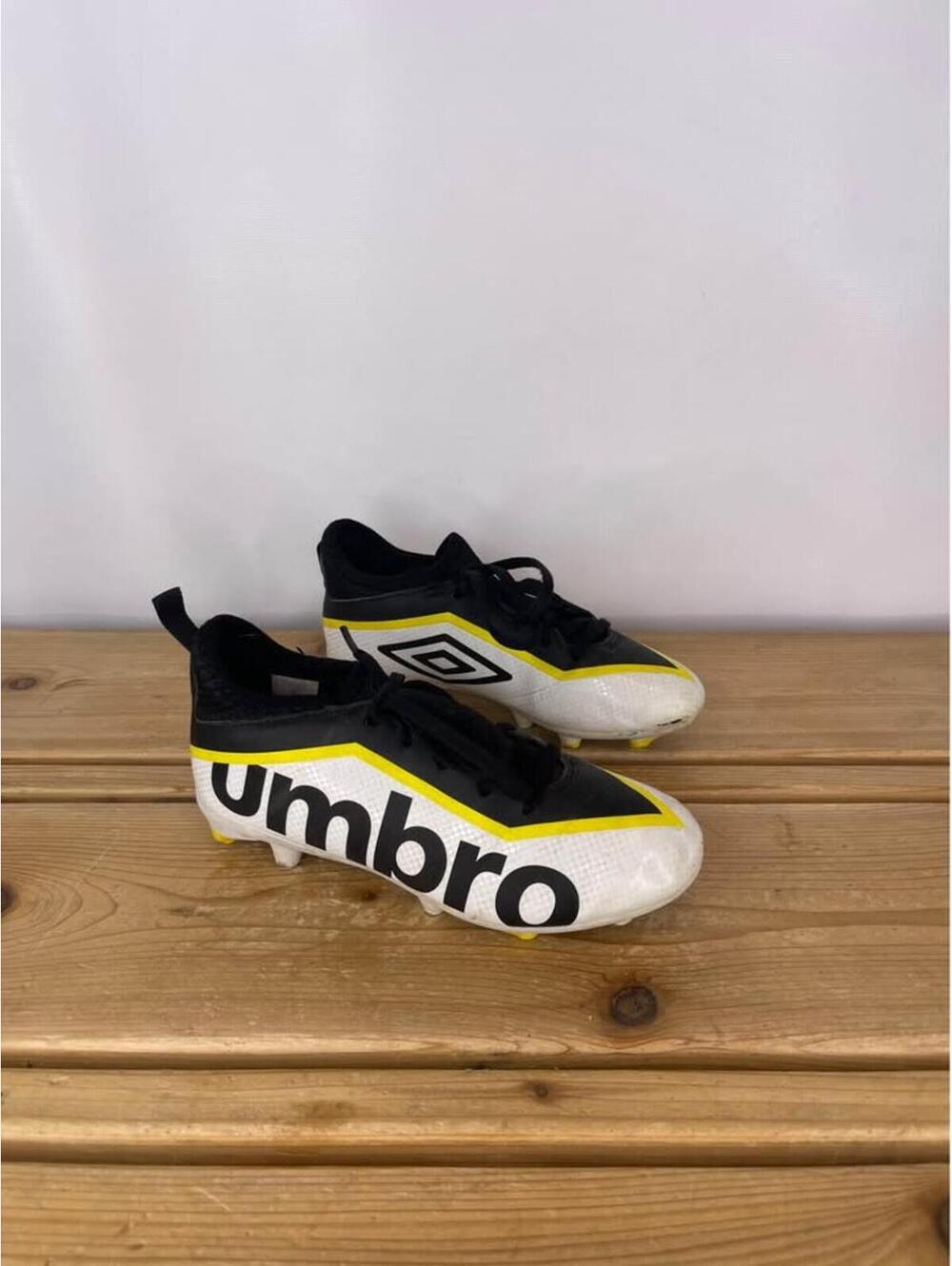Umbro Kids' Soccer Cleats Size 1
